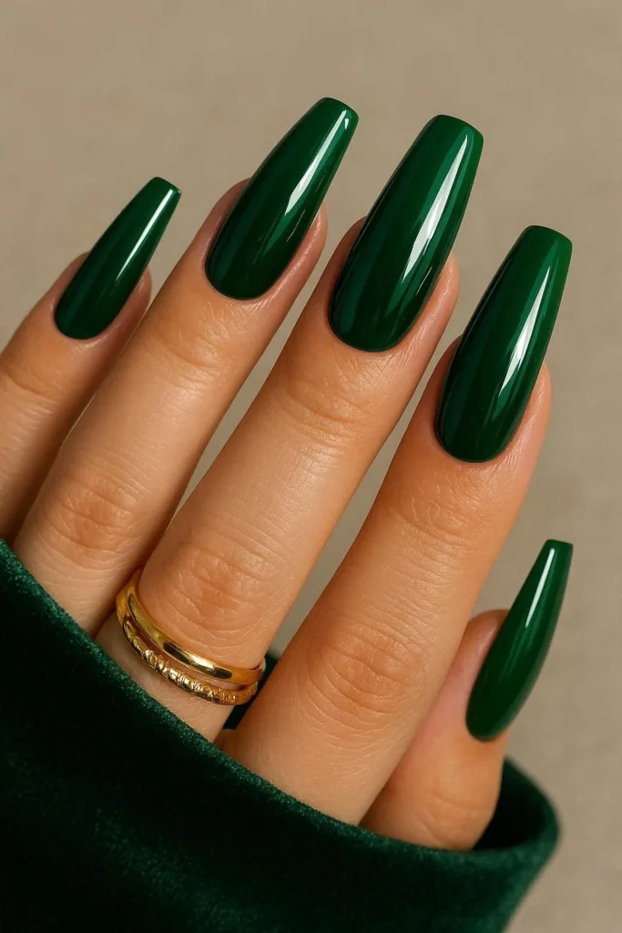 Emerald green gloss nails for trendy homecoming look