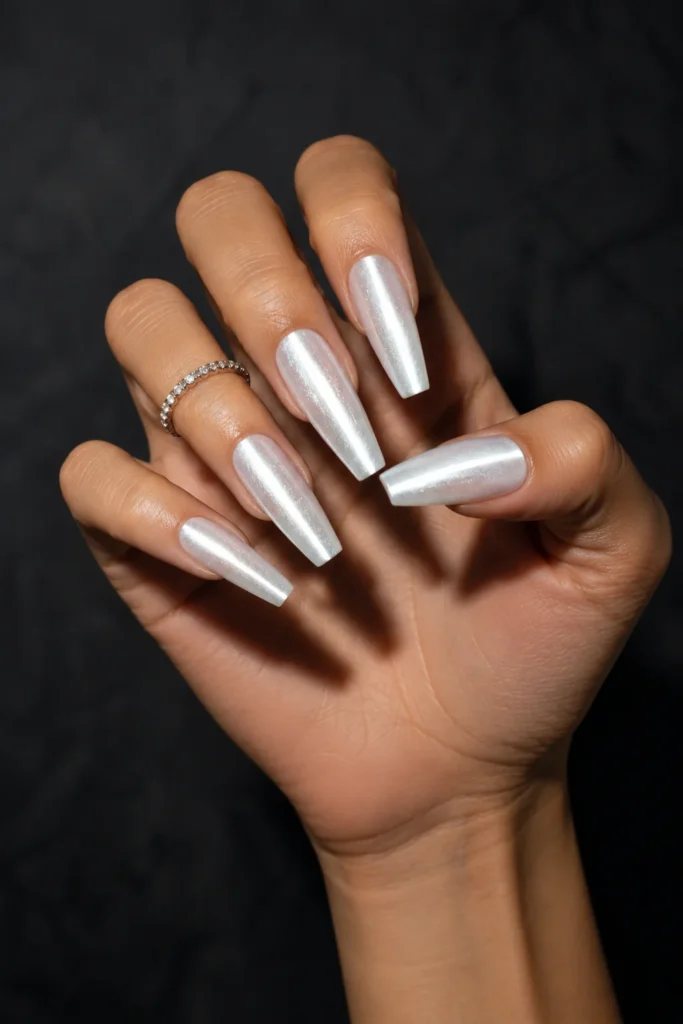 White chrome cat-eye coffin nails with magnetic shine
