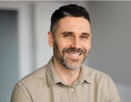 Oliver Hayes, Beauty Writer at NailCraftly