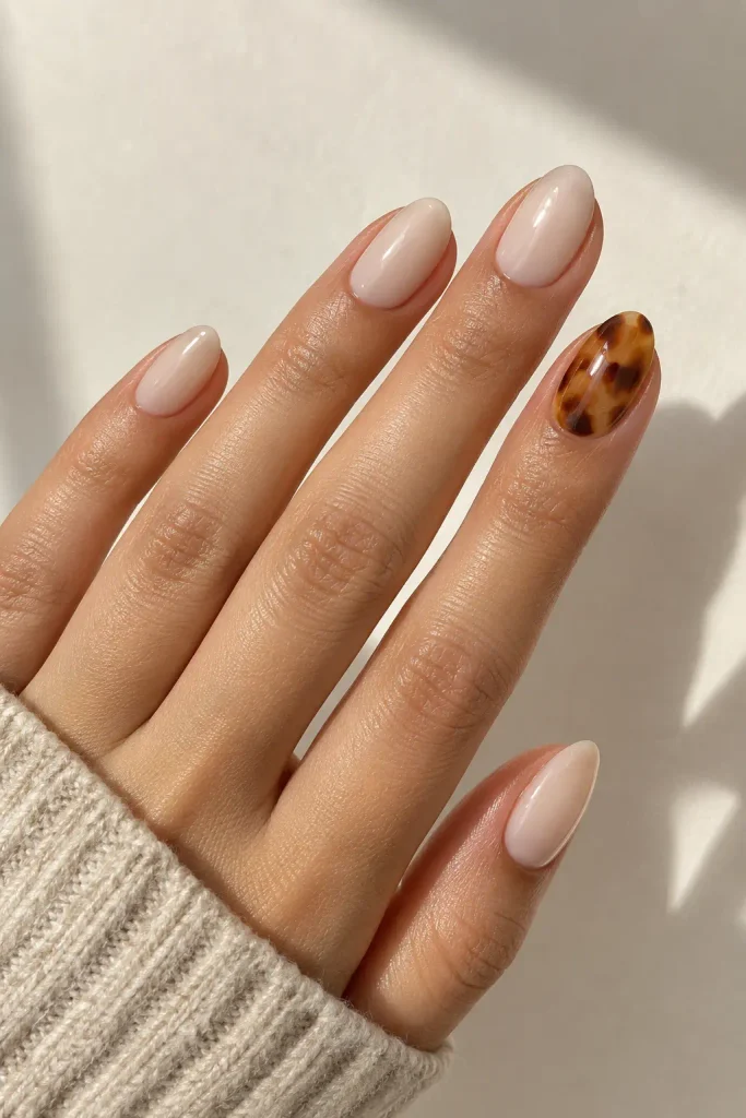 Short tortoiseshell accent nails with beige glossy gel
